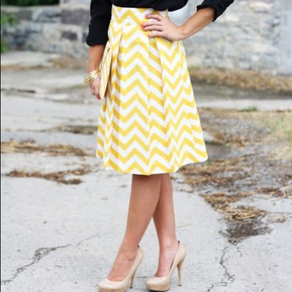 💕SALE💕 Corilynn Pleated Yellow Chevron Skirt - Picture 2 of 8